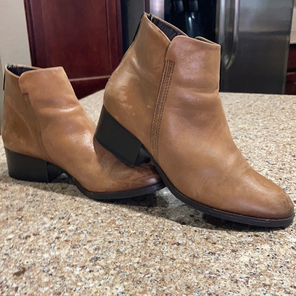 Clarks Shoes - Clarks leather ankle bootie